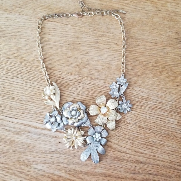 Flower statement necklace - Picture 1 of 3